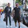 Hailey Baldwin et Justin Bieber se tiennent la main en sortant du restaurant Nobu à New York le 5 juillet 2018.