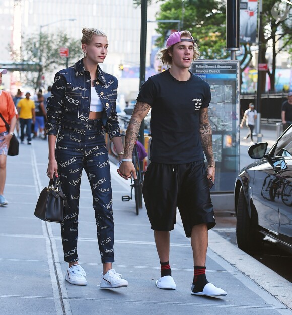 Hailey Baldwin et Justin Bieber se tiennent la main en sortant du restaurant Nobu à New York le 5 juillet 2018.