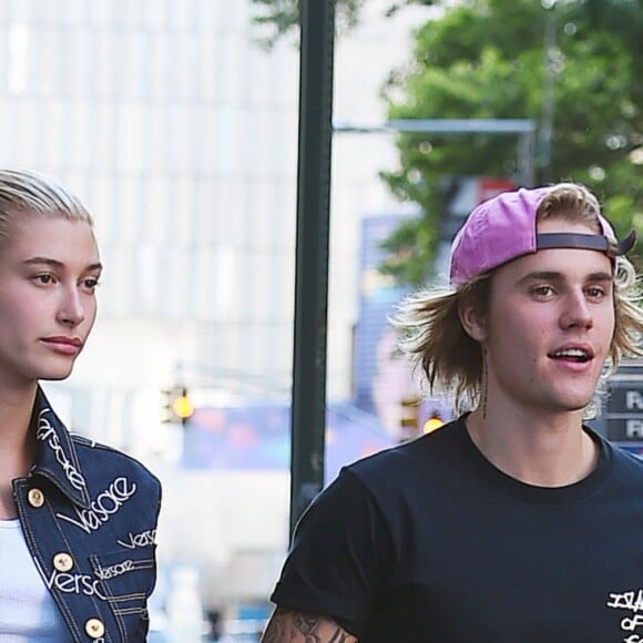 Hailey Baldwin et Justin Bieber se tiennent la main en sortant du restaurant Nobu à New York le 5 juillet 2018.