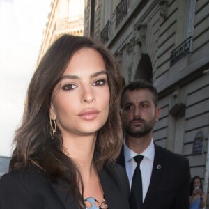 Emily Ratajkowski se rend au dîner Vogue Foundation 2018 au Musée Galliera à Paris le 3 juillet 2018.