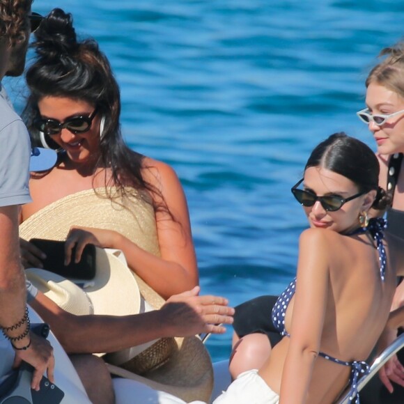 Emily Ratajkowski et Gigi Hadid s'amusent, dansent et se prennent en photos lors d'une balade en bateau au large de Mykonos en Grèce, le 30 juin 2018