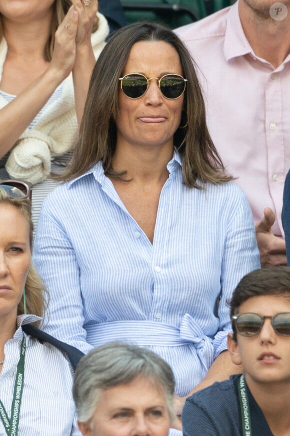 Pippa Middleton, enceinte, avec son frère James dans les tribunes de Wimbledon, le 11 juillet 2018. © Ray Tang/London News Pictures via Zuma Press/Bestimage