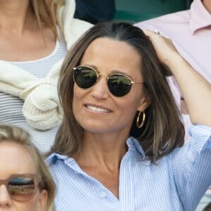 Pippa Middleton, enceinte, avec son frère James dans les tribunes de Wimbledon, le 11 juillet 2018. © Ray Tang/London News Pictures via Zuma Press/Bestimage