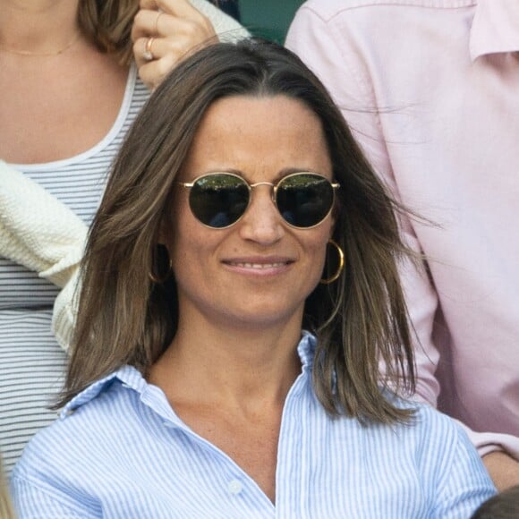 Pippa Middleton, enceinte, avec son frère James dans les tribunes de Wimbledon, le 11 juillet 2018. © Ray Tang/London News Pictures via Zuma Press/Bestimage