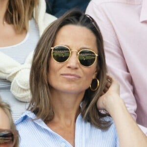 Pippa Middleton, enceinte, avec son frère James dans les tribunes de Wimbledon, le 11 juillet 2018. © Ray Tang/London News Pictures via Zuma Press/Bestimage