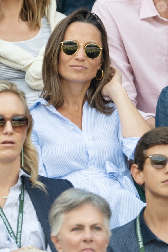 Pippa Middleton, enceinte, avec son frère James dans les tribunes de Wimbledon, le 11 juillet 2018. © Ray Tang/London News Pictures via Zuma Press/Bestimage
