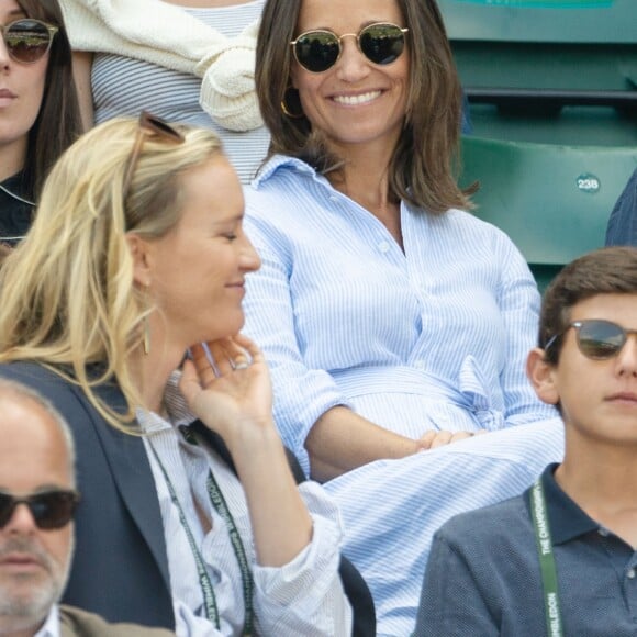 Pippa Middleton, enceinte, avec son frère James dans les tribunes de Wimbledon, le 11 juillet 2018. © Ray Tang/London News Pictures via Zuma Press/Bestimage