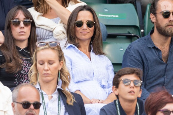Pippa Middleton, enceinte, avec son frère James dans les tribunes de Wimbledon, le 11 juillet 2018. © Ray Tang/London News Pictures via Zuma Press/Bestimage