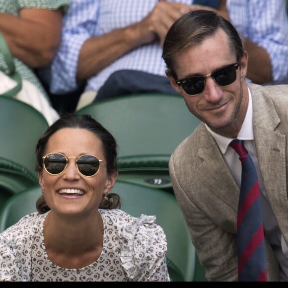 Pippa Middleton, enceinte, et son mari James Matthews au tournoi de Wimbledon à Londres, le 13 juillet 2018.