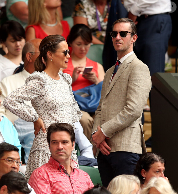 Pippa Middleton, enceinte, et son mari James Matthews au tournoi de Wimbledon à Londres, le 13 juillet 2018.