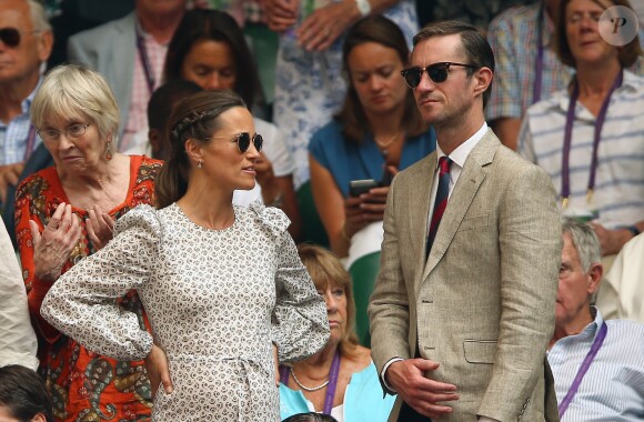 Pippa Middleton, enceinte, et son mari James Matthews au tournoi de Wimbledon à Londres, le 13 juillet 2018.