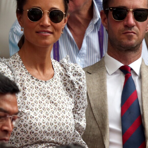 Pippa Middleton, enceinte, et son mari James Matthews au tournoi de Wimbledon à Londres, le 13 juillet 2018.