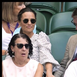 Pippa Middleton, enceinte, et son mari James Matthews au tournoi de Wimbledon à Londres, le 13 juillet 2018.