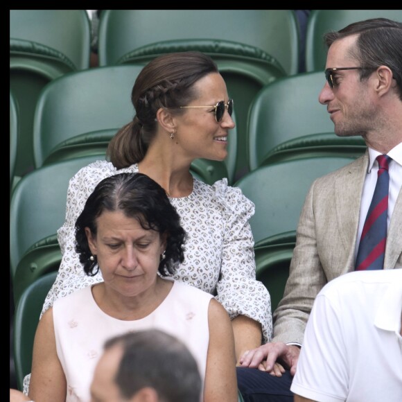 Pippa Middleton, enceinte, et son mari James Matthews au tournoi de Wimbledon à Londres, le 13 juillet 2018.