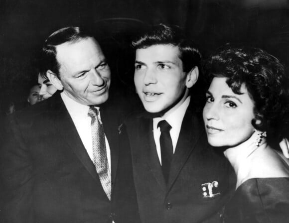 Frank Sinatra avec Frank Sinatra junior et Nancy à Hollywood, Los Angeles, en 1963.
