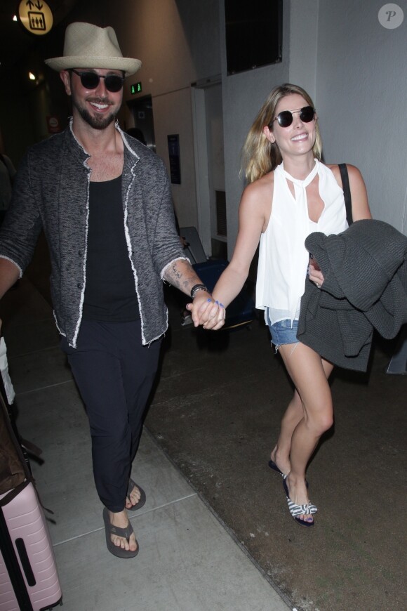 Exclusif - Les jeunes mariés, Ashley Greene et son mari Paul Khoury, arrivent à l'aéroport de LAX à Los Angeles après avoir passé leur lune de miel à Hawaii, le 14 juillet 2018