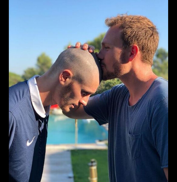 Jean-Baptiste Maunier, le crâne rasé, pose sur Instagram le 15 juillet 2018