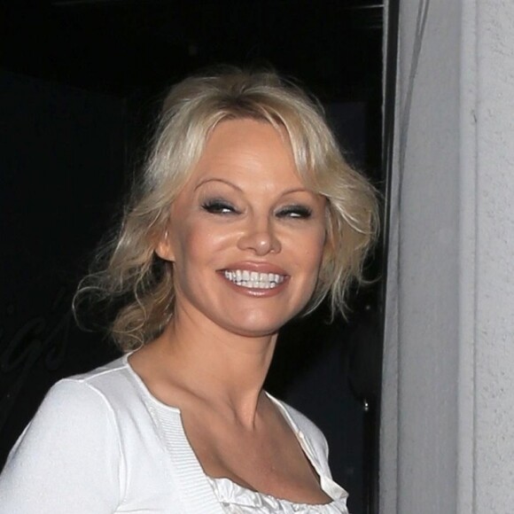 Pamela Anderson et son ami quittent le restaurant Craig à West Hollywood le 15 juin 2018.