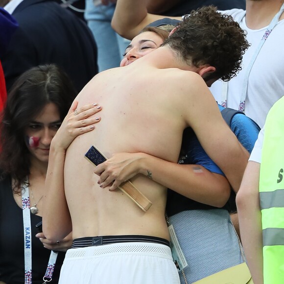 L'ex-Miss France Rachel Legrain-Trapani félicite son compagnon Benjamin Pavard après la victoire de la France face à l'Argentine lors des 8ème de finale de la Coupe du monde à Kazan en Russie le 30 juin 2018. © Cyril Moreau/Bestimage