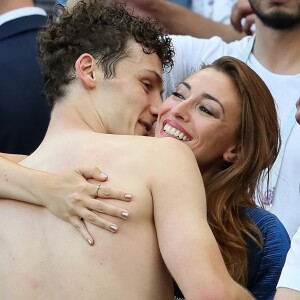 L'ex-Miss France Rachel Legrain-Trapani félicite son compagnon Benjamin Pavard après la victoire de la France face à l'Argentine lors des 8ème de finale de la Coupe du monde à Kazan en Russie le 30 juin 2018. © Cyril Moreau/Bestimage