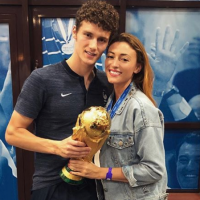 Rachel Legrain-Trapani, si fière de Benjamin Pavard, pose avec la Coupe du monde