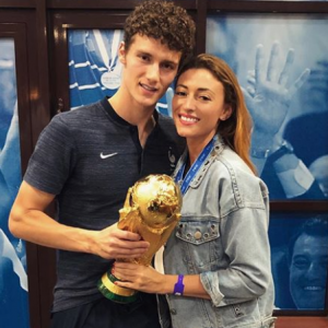 Benjamin Pavard et sa compagne Rachel Legrain-Trapani. Le couple tient la Coupe du monde après la victoire de l'équipe de France le 15 juillet 2018 en Russie.