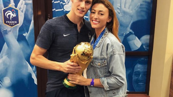 Rachel Legrain-Trapani, si fière de Benjamin Pavard, pose avec la Coupe du monde