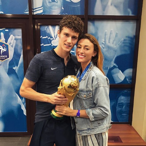 Benjamin Pavard et sa compagne Rachel Legrain-Trapani. Le couple tient la Coupe du monde après la victoire de l'équipe de France le 15 juillet 2018 en Russie.