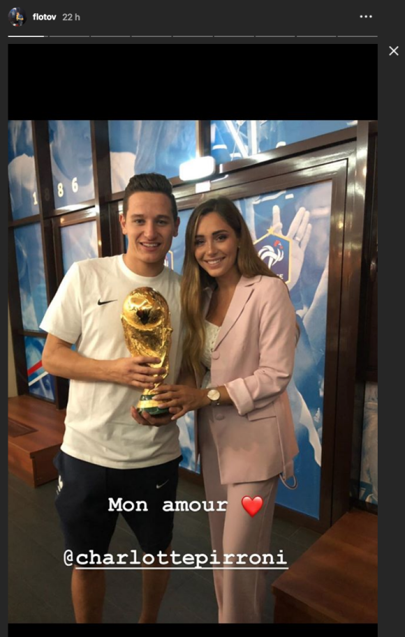 Florian Thauvin avec sa compagne Charlotte Pirroni après la victoire des Bleus lors de la Coupe du monde en Russie. 15 juillet 2018.