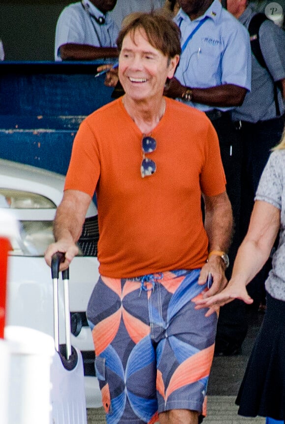 Sir Cliff Richard est allé chercher des amis à l'aéroport Grantley-Adams à La Barbade, le 15 janvier 2017.