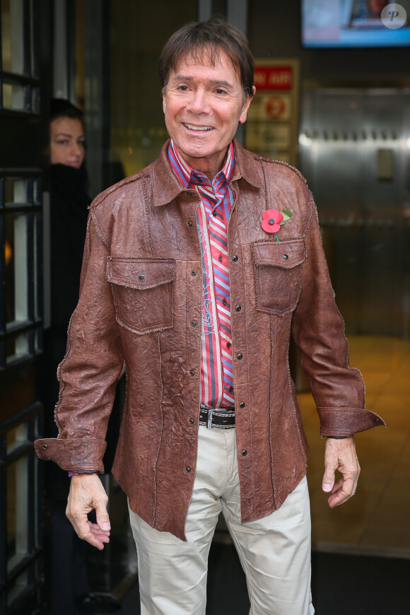 Sir Cliff Richard sort des studios de la BBC Radio Two à Londres, le 11 novembre 2016, où il est venu pour la promotion de son 102ème album.
