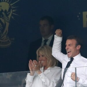 La première dame Brigitte Macron et son mari le président français Emmanuel Macron - People au stade Loujniki lors de la finale de la Coupe du Monde de Football 2018 à Moscou, opposant la France à la Croatie à Moscou le 15 juillet 2018 .© Cyril Moreau/Bestimage