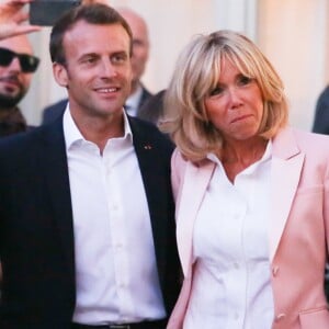 Le président de la République Emmanuel Macron et sa femme la première dame Brigitte Macron (veste Altuzarra) - Pour la première fois dans l'histoire du palais présidentiel, le président de la République française et sa femme la Première Dame ont ouvert au grand public les portes du palais de l'Élysée pour la Fête de la musique à Paris, France, le 21 juin 2018. Le couple présidentiel a accueilli des artistes de la scène électro française. Sur les platines installées en haut des marches du perron du palais de l'Elysée où le chef de l'État accueille généralement ses homologues étrangers. Les DJs venus mixer Chloé, Cezaire, Kiddy Smile, avant Kavinsky et Busy P, stars de cette "French Touch". © Hamilton/Pool/Bestimage