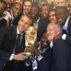 Emmanuel Macron et les joueurs de l'équipe de France après leur victoire en Coupe du monde le 16 juillet 2018 dans le bureau présidentiel de l'Elysée.