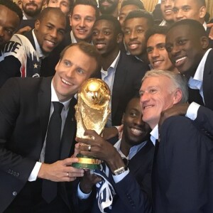 Emmanuel Macron et les joueurs de l'équipe de France après leur victoire en Coupe du monde le 16 juillet 2018 dans le bureau présidentiel de l'Elysée.