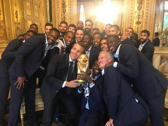 Emmanuel Macron et les joueurs de l'équipe de France après leur victoire en Coupe du monde le 16 juillet 2018 dans le bureau présidentiel de l'Elysée.