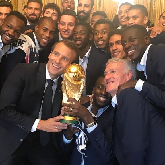 Emmanuel Macron et les joueurs de l'équipe de France après leur victoire en Coupe du monde le 16 juillet 2018 dans le bureau présidentiel de l'Elysée.