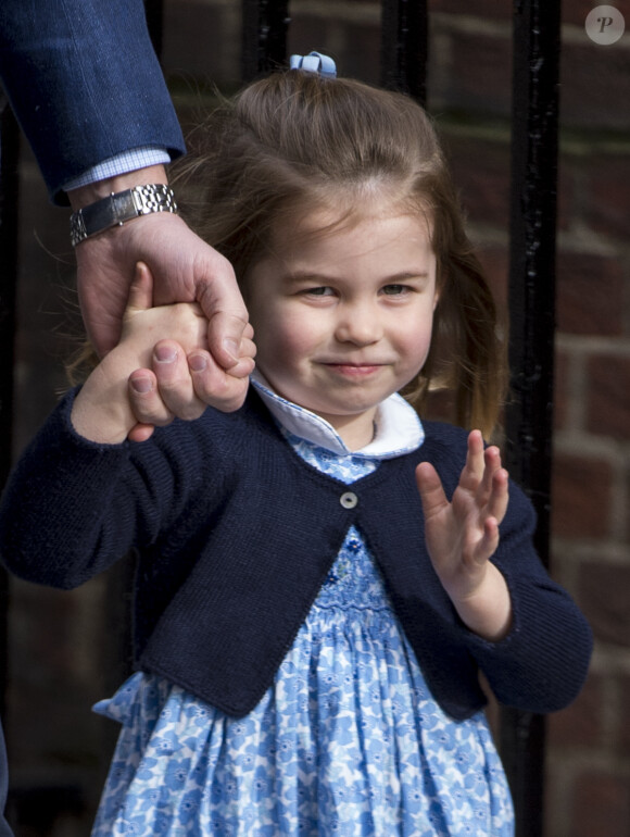 Le prince William, duc de Cambridge arrive avec ses enfants le prince George de Cambridge et la princesse Charlotte de Cambridge à l'hôpital St Marys après que sa femme Kate Middleton, duchesse de Cambridge ait donné naissance à leur troisième enfant à Londres le 23 avril 2018.