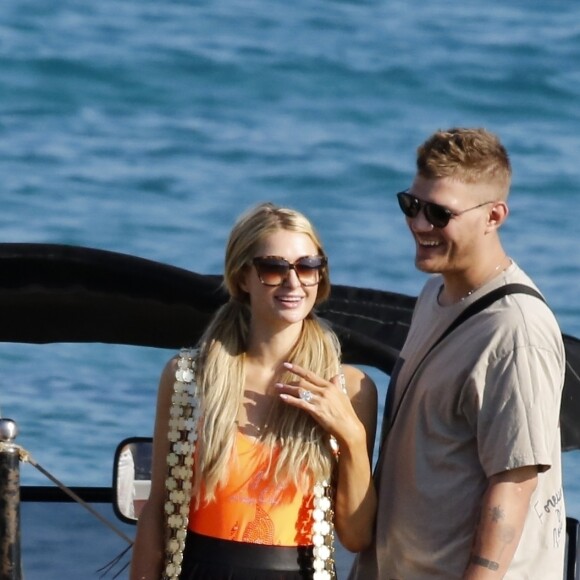 Paris Hilton et son fiancé Chris Zylka font du jet ski au large de Mykonos en Grèce, le 10 juillet 2018.