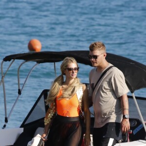 Paris Hilton et son fiancé Chris Zylka font du jet ski au large de Mykonos en Grèce, le 10 juillet 2018.