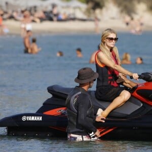 Paris Hilton et son fiancé Chris Zylka font du jet ski au large de Mykonos en Grèce, le 10 juillet 2018.