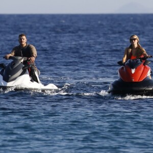 Paris Hilton et son fiancé Chris Zylka font du jet ski au large de Mykonos en Grèce, le 10 juillet 2018.