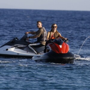 Paris Hilton et son fiancé Chris Zylka font du jet ski au large de Mykonos en Grèce, le 10 juillet 2018.