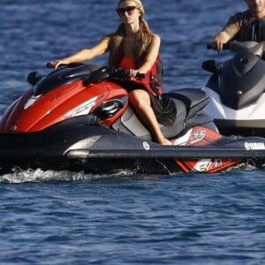 Paris Hilton et son fiancé Chris Zylka font du jet ski au large de Mykonos en Grèce, le 10 juillet 2018.