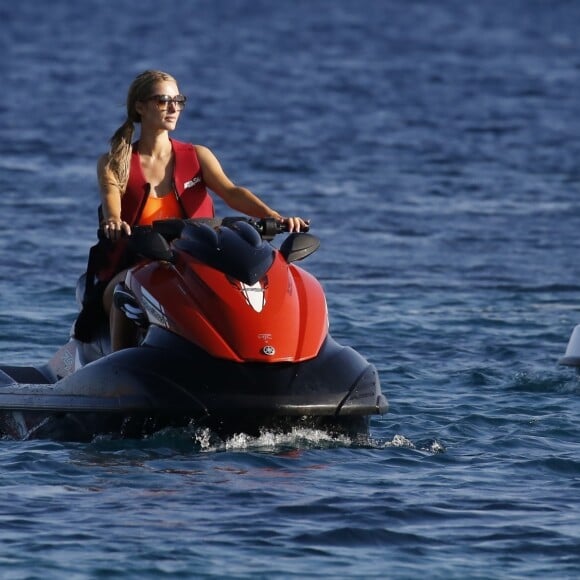 Paris Hilton et son fiancé Chris Zylka font du jet ski au large de Mykonos en Grèce, le 10 juillet 2018.