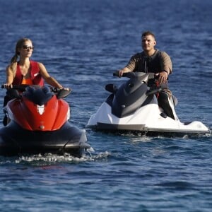 Paris Hilton et son fiancé Chris Zylka font du jet ski au large de Mykonos en Grèce, le 10 juillet 2018.