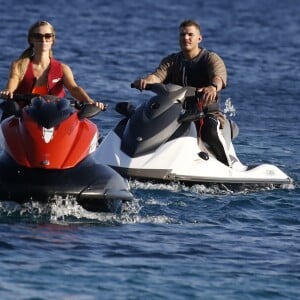 Paris Hilton et son fiancé Chris Zylka font du jet ski au large de Mykonos en Grèce, le 10 juillet 2018.