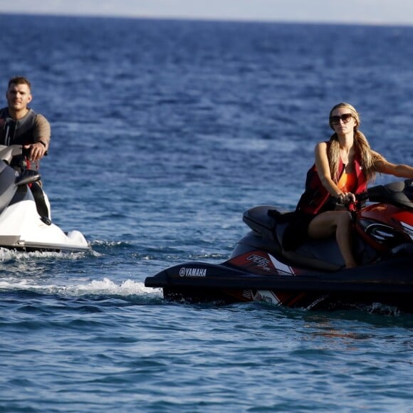 Paris Hilton et son fiancé Chris Zylka font du jet ski au large de Mykonos en Grèce, le 10 juillet 2018.