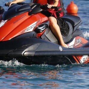 Paris Hilton et son fiancé Chris Zylka font du jet ski au large de Mykonos en Grèce, le 10 juillet 2018.