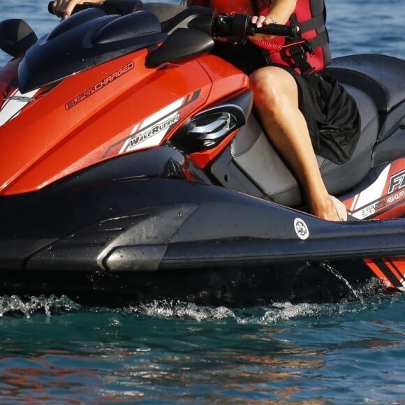 Paris Hilton et son fiancé Chris Zylka font du jet ski au large de Mykonos en Grèce, le 10 juillet 2018.